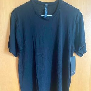 NEW Men’s Lululemon Black Vented Short Sleeve (L)